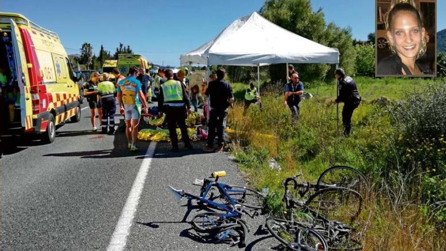 Los equipos de emergencias atienden a los ciclistas arrollados por el coche de la acusada (en el recuadro), el pasado jueves en Capdepera.