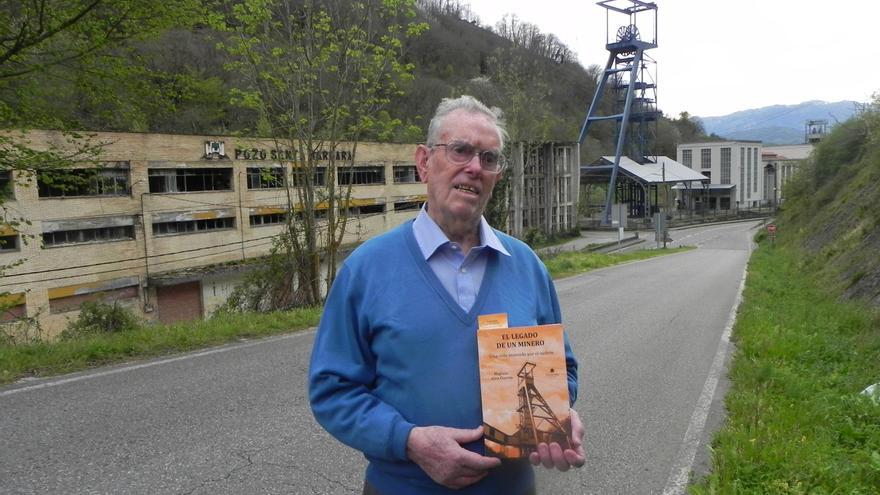 Higinio Aira, minero mierense retirado, ha publicado su primer libro con 90 años: &quot;Quiero mantener vivo el recuerdo de los mineros a través de mis vivencias&quot;