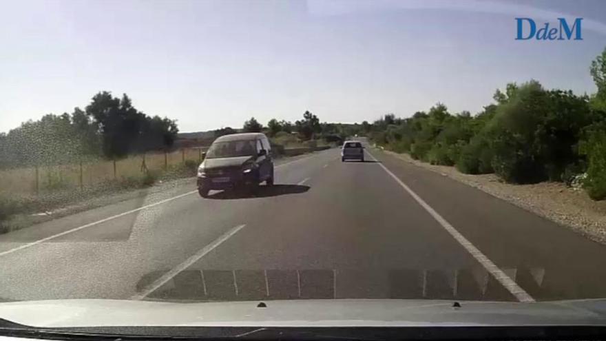 Persigue e intenta sacar de la carretera a un conductor que le grabó arrojando escombros