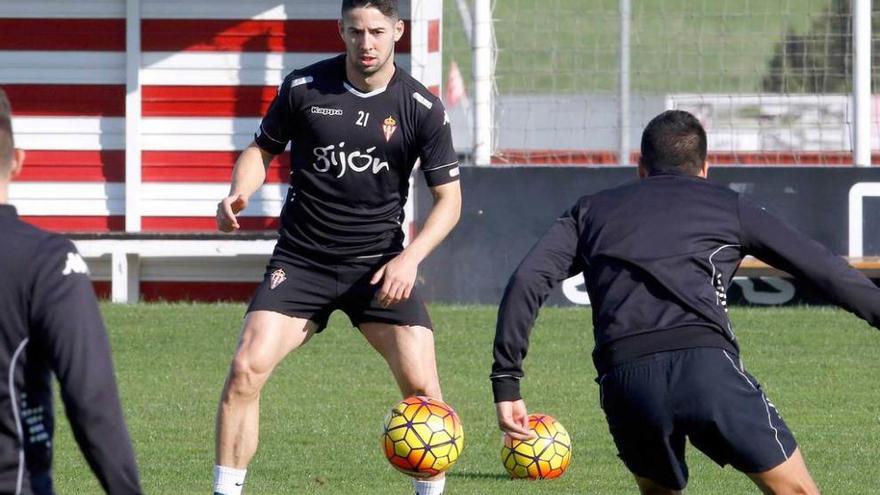 Hugo Fraile se dispone a controlar el balón.