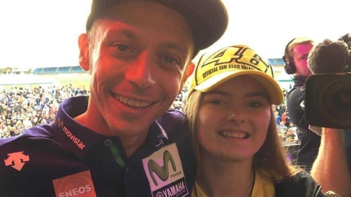 La británica Kirsten Tilley abonó, en una subasta benéfica, 3.500 euros para hacerse, el jueves, este selfie con Valentino Rossi.