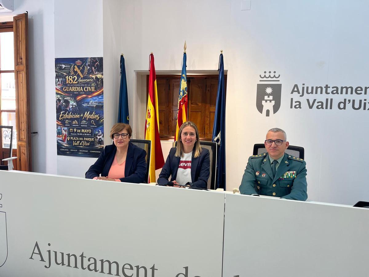 La subdelegada del Gobierno en Castellón, Antonia García; la alcaldesa, Tania Baños, y el coronel jefe de la Comandancia en Castellón, Alfonso Martín.