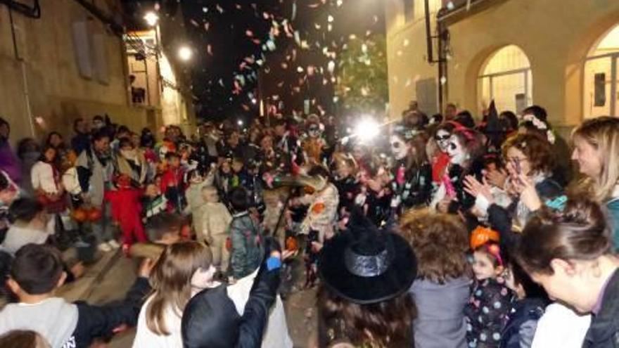 Animación callejera desde las aulas para todo un barrio en Alcoy