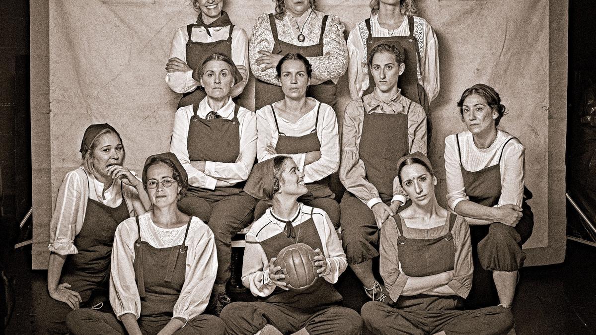 Imagen de las actrices que encarnan a las primeras futbolistas.