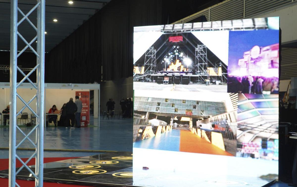 Pantallas gigantes que se exponen en la feria. | JOSÉ LUIS FERNÁNDEZ