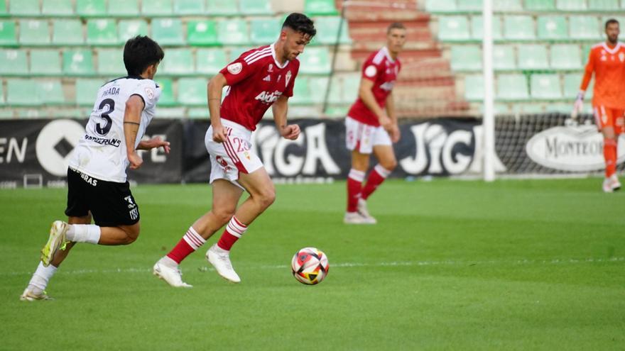 Imanol Alonso, del Real Murcia, durante el encuentro ante el Mérida.