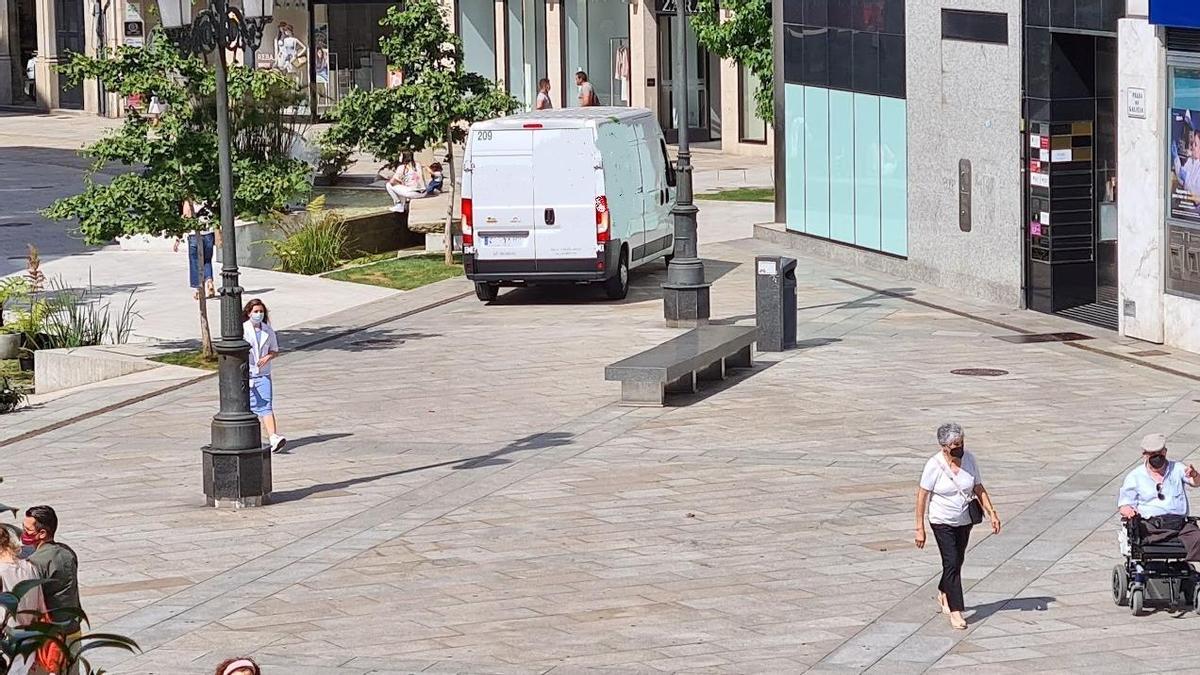 Uno de los furgones. A su izquierda, el pequeño puente peatonal de la fuente, que algunos se atreven a cruzar con sus vehículos.