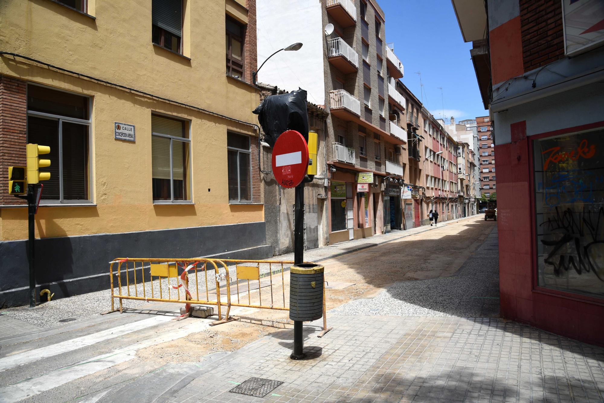 En imágenes | La calle Concepción Arenal, con las zanjas tapadas a la espera de la prometida reforma integral