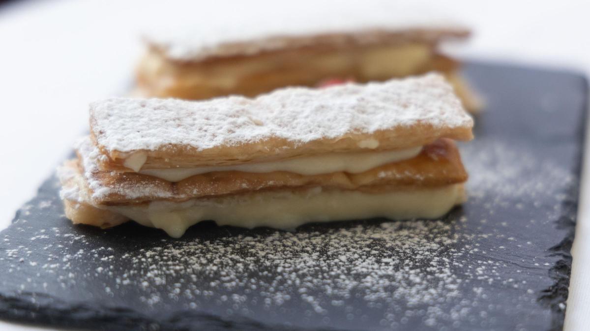 El pastelero Lluís Pérez y su equipo elaboran estos días centenares de monas de Pascua