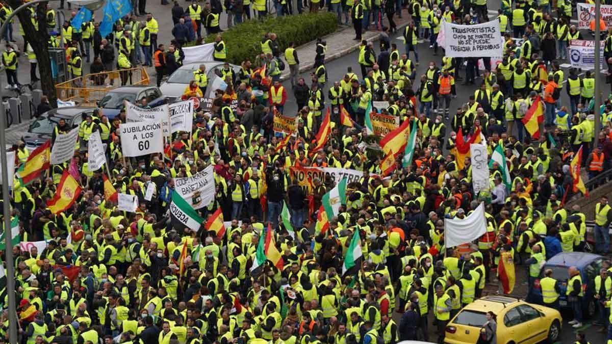 Els convocants mantenen les aturades de transportistes malgrat la proposta del Govern central