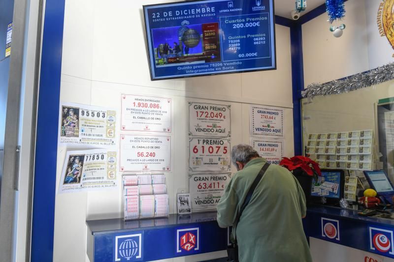 22-12-19  GRAN CANARIA. ZONA SUR. SAN BARTOLOME DE TIRAJANA. Seguimiento de la Loteria de Navidad en la Zona Sur, en la foto la Administracion de Loteria del Centro Comercial El Tablero que dio un 5º Premio. Fotos: Juan Castro.  | 22/12/2019 | Fotógrafo: Juan Carlos Castro