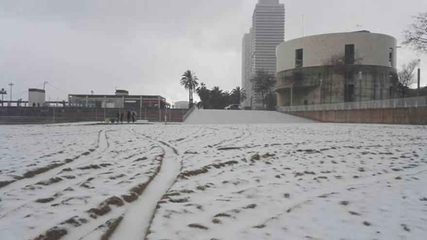 Els ruixats de neu granulada emblanquinen Barcelona
