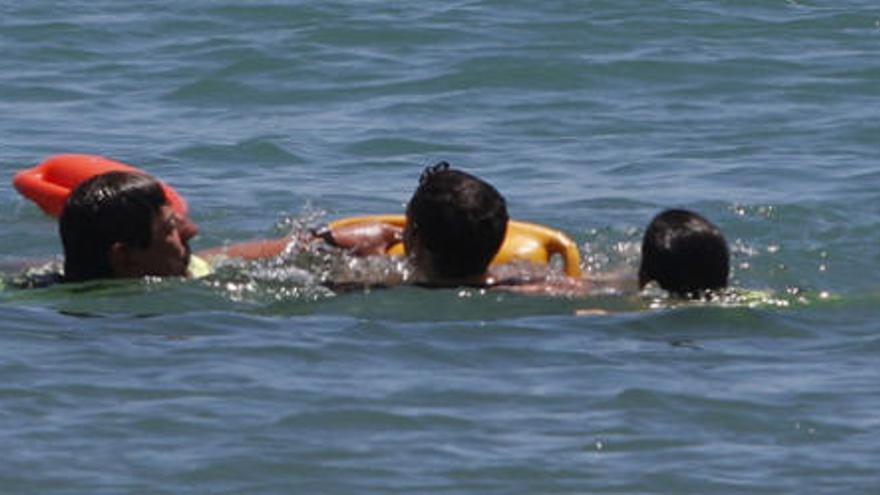 Rescate de un bañista en la Playa de la Misericordia, en el mes de junio.