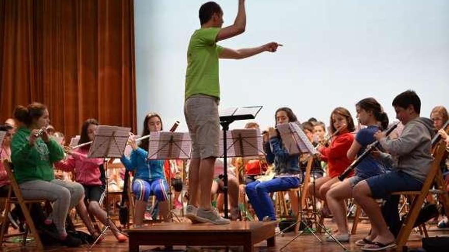 Los alumnos durante los ensayos del campamento.