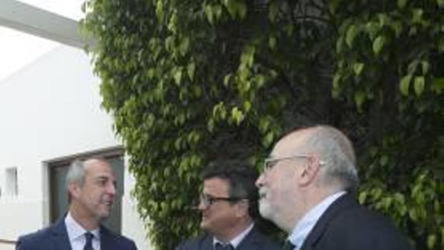 En la imagen de la izquierda, el presidente de Ineca, Perfecto Palacio, junto al director de INFORMACIÓN, Toni Cabot, y el conseller de Transparencia, Manuel Alcaraz. A la derecha, el presidente del Puerto de Alicante, Juan Antonio Gisbert, y el empresario Antonio Arias.