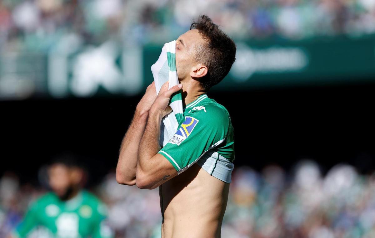 SEVILLA, 28/11/2021.- El delantero del Real Betis Sergio Canales lamenta una ocasión fallida durante el partido de la jornada 15 de LaLiga Santander disputado este domingo en el estadio Benito Villamarín de Sevilla. EFE/Julio Muñoz