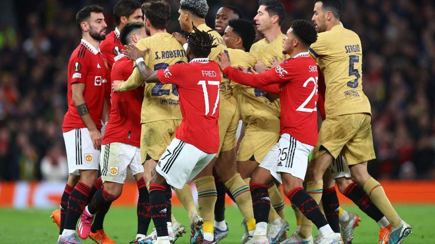 Los jugadores de United y Barcelona se enzarzan en una tángana, anoche en Old Trafford. | REUTERS/CARL RECINE