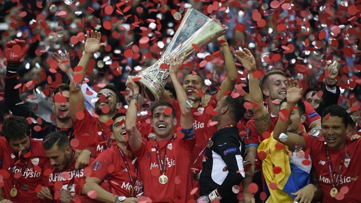 Fernando Navarro, capitán del Sevilla, levanta la copa de la Europa League.