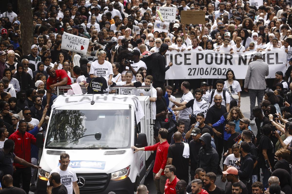 Mounia, la madre de Nahel encabeza una marcha blanca en Nanterre. La familia del joven fallecido ha convocado una marcha blanca en su memoria.