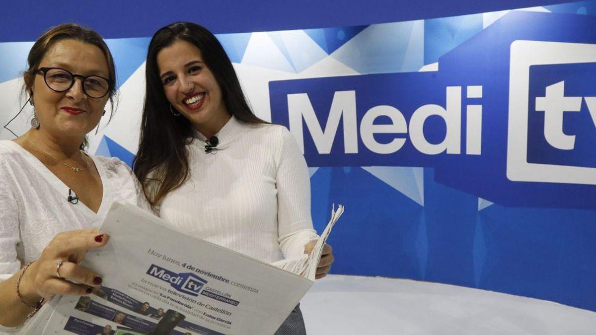 Las presentadoras Loles García y Sandra Segarra en el plató de la televisión de ‘Mediterráeo’.