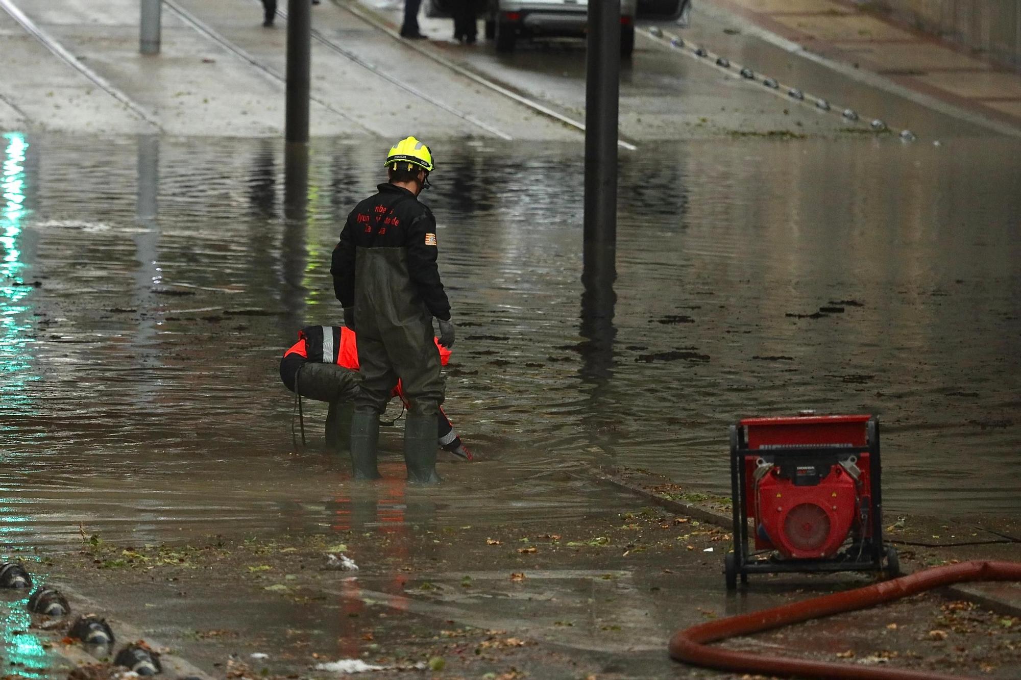 En imágenes I La lluvia anega varias calles de Zaragoza y obliga a intervenir a los bomberos
