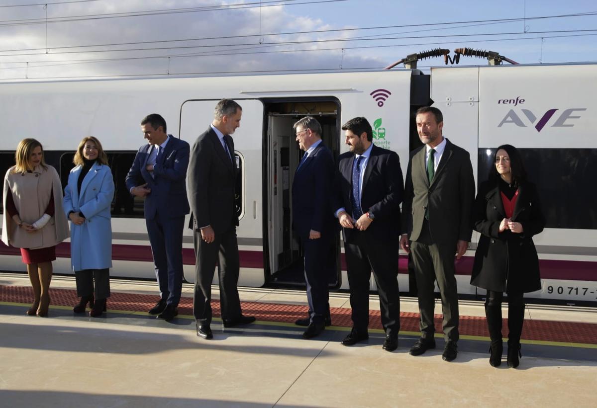 El alcalde de Elche y la alcaldesa de Orihuela se han subido al AVE en la estación ilicitana, donde venía el Rey y el presidente del Gobierno, camino del acto en Murcia