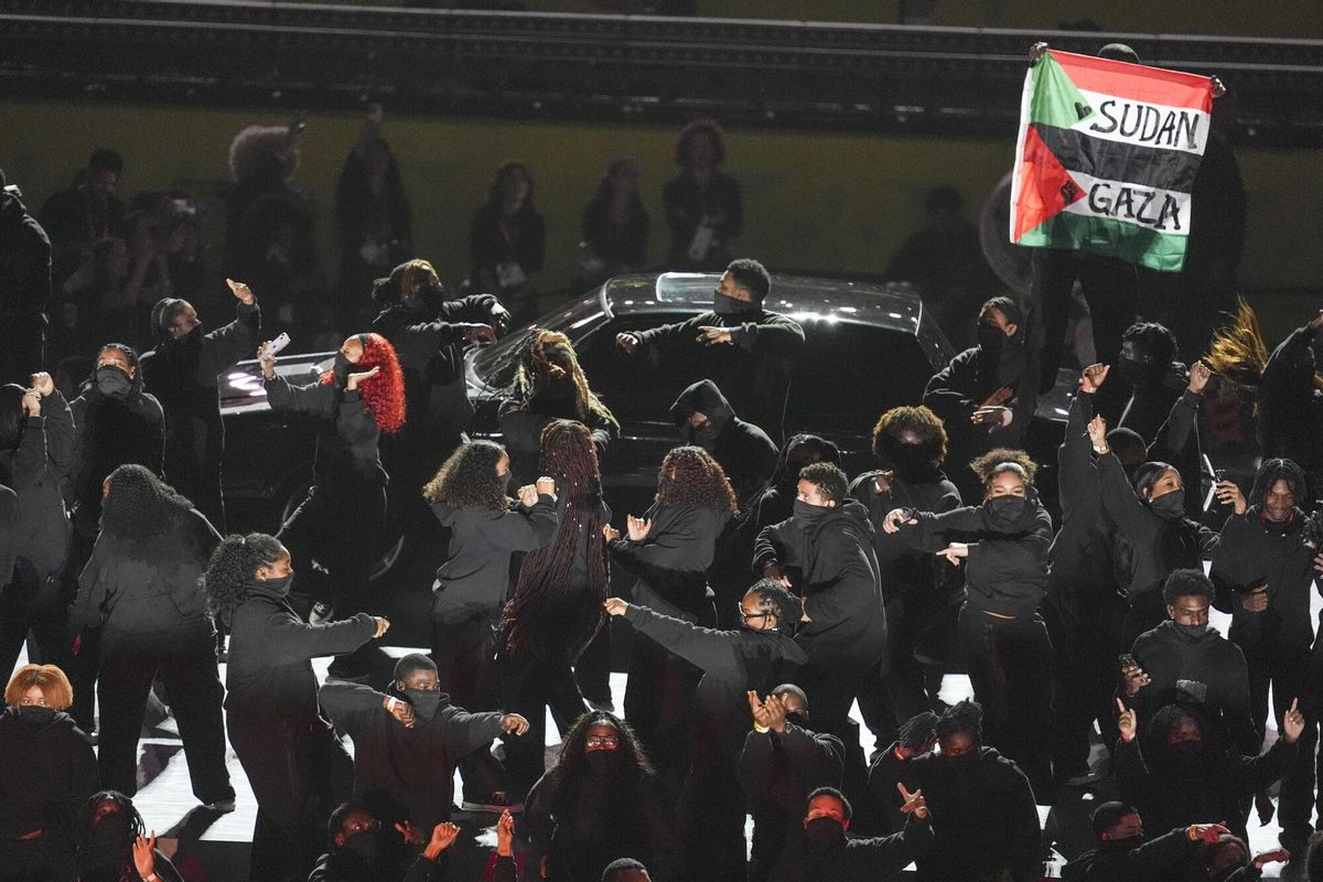 El momento en el que un hombre es detenido en el intermedio de la Super Bowl por mostrar una bandera de Palestina y Sudán