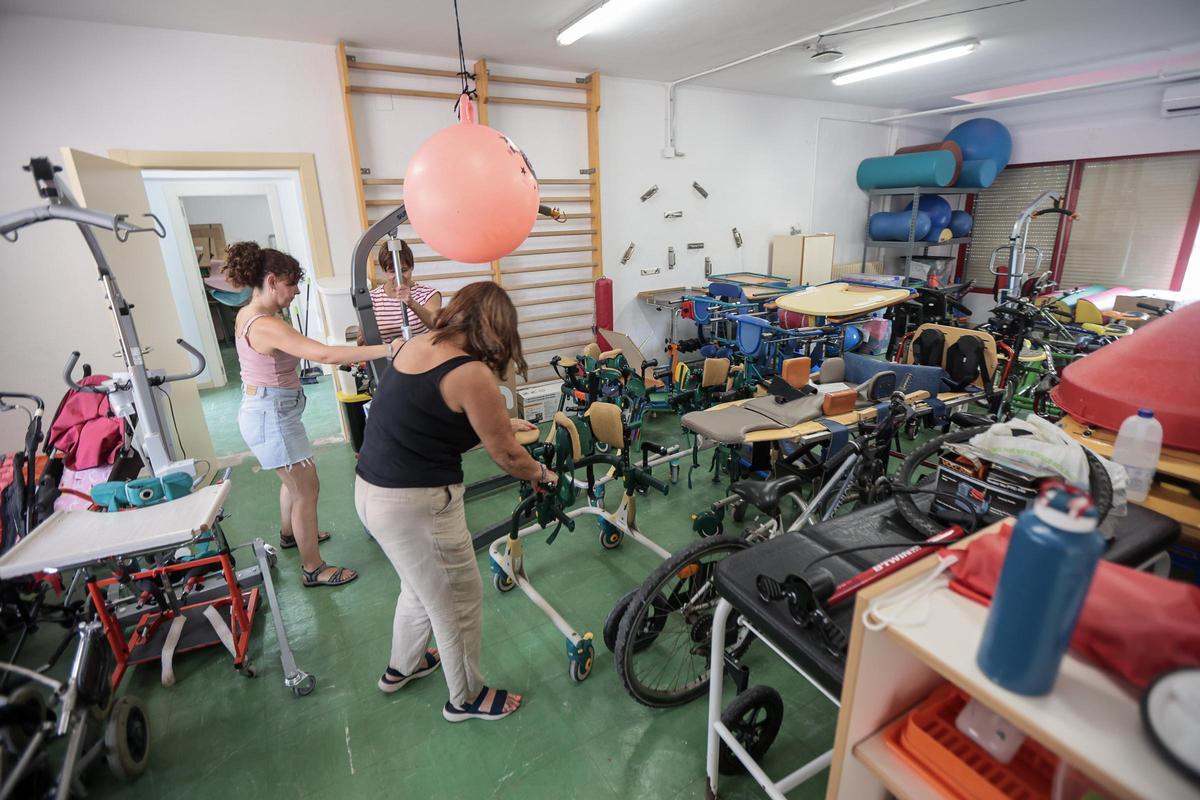 Sillas de ruedas y otros equipamientos para los alumnos.