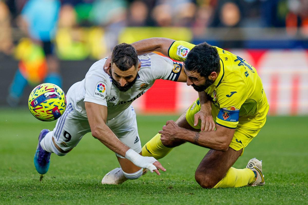 VILLARREAL, 07/01/2023.-El defensa del Villarreal Raúl Albiol y el delantero francés del Real Madrid karim Benzemá, durante el partido de la jornada 16 de LaLiga Santander este sábado en el estadio de La Cerámica en Villarreal.- EFE / Biel Aliño