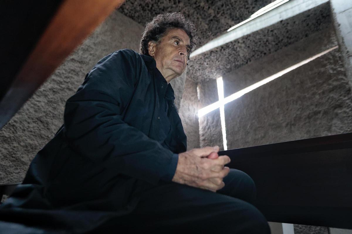 Fernando Menis, en el interior del templo de Las Chumberas.