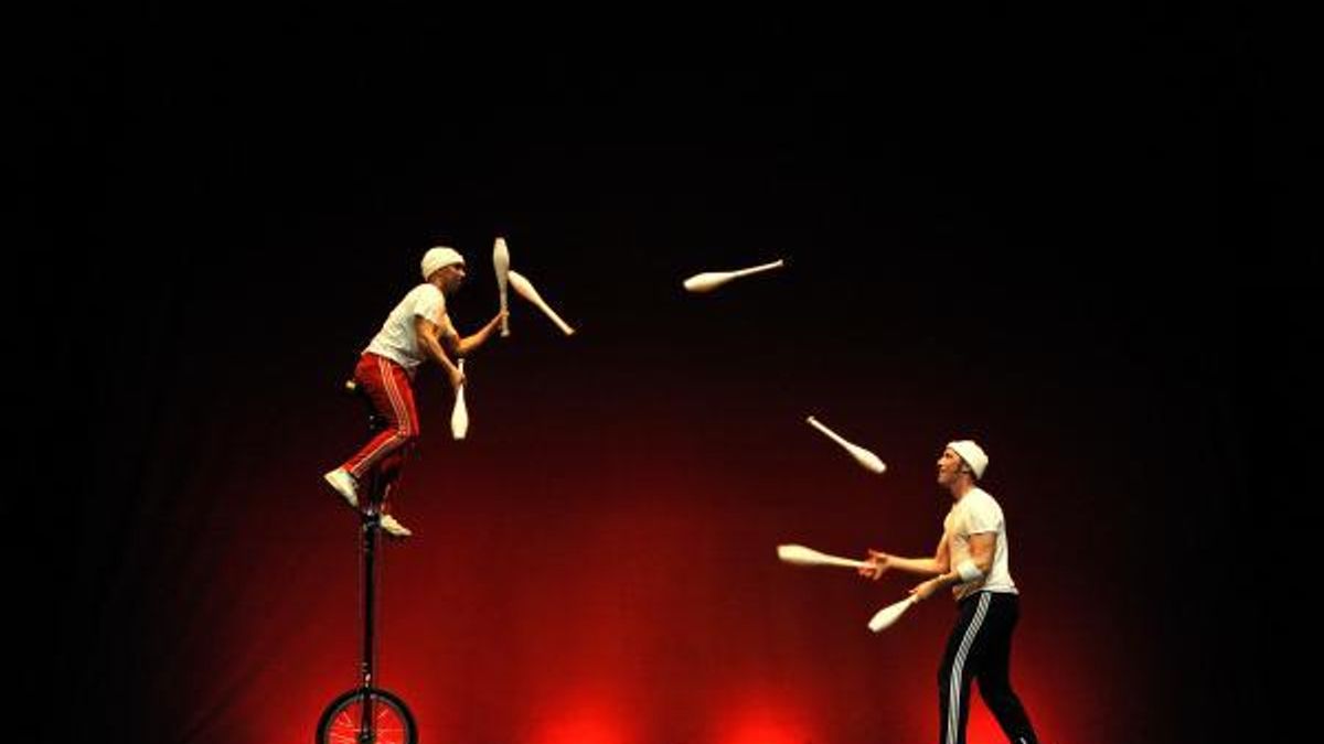 Miembros del circo haciendo malabares en una de sus actuaciones