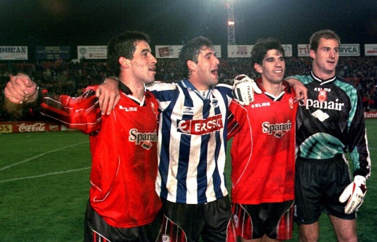 Mena, Amato, Valerón y Kike celebran el triunfo ante el Alavés que clasificó al Mallorca para la final de la Copa del Rey en 1998