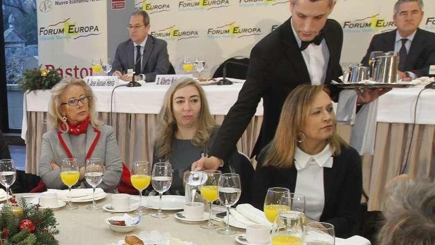 Elena Muñoz (dcha.), junto a Lucía Molares y Corina Porro (izq.).  // Adrián Irago