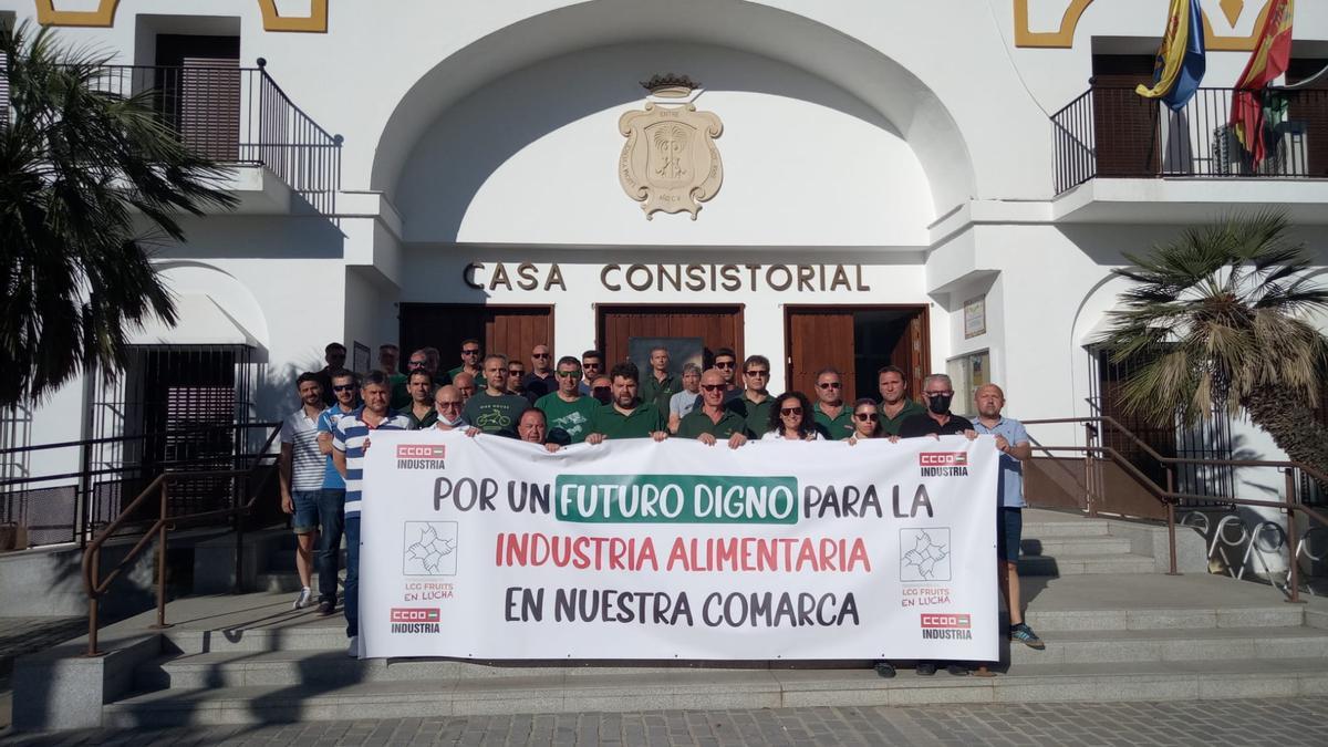 Los trabajadores, en la puerta del ayuntamiento, tras entregar su manifiesto.