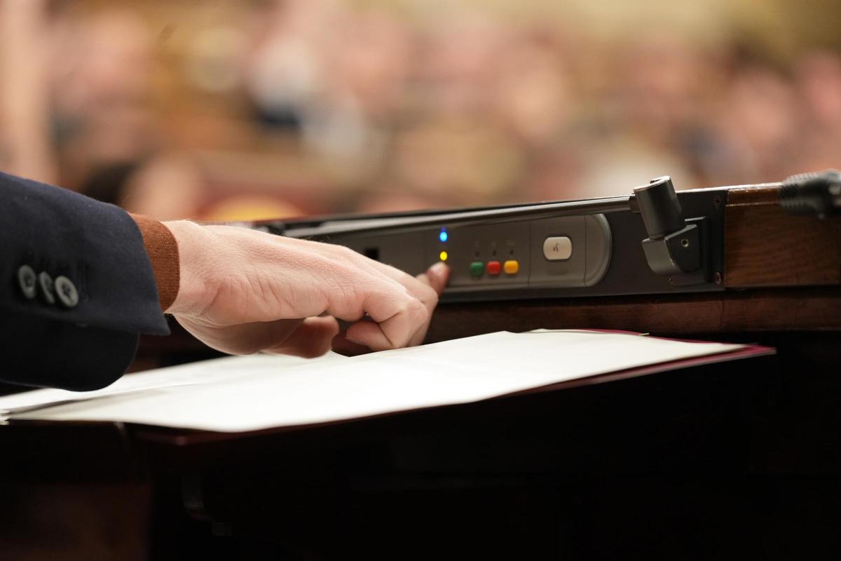 Un diputado votando en el Parlament.