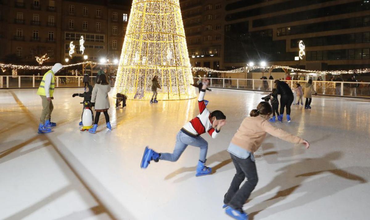 Arriba, la pista de hielo de plaza Portugal, ya abierta. Abajo, turistas en las islas Cíes.