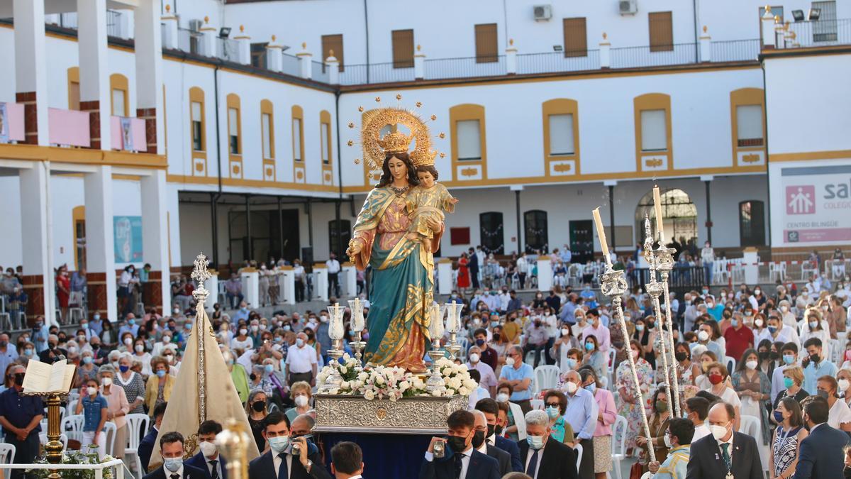 Rendidos a las plantas de María Auxiliadora