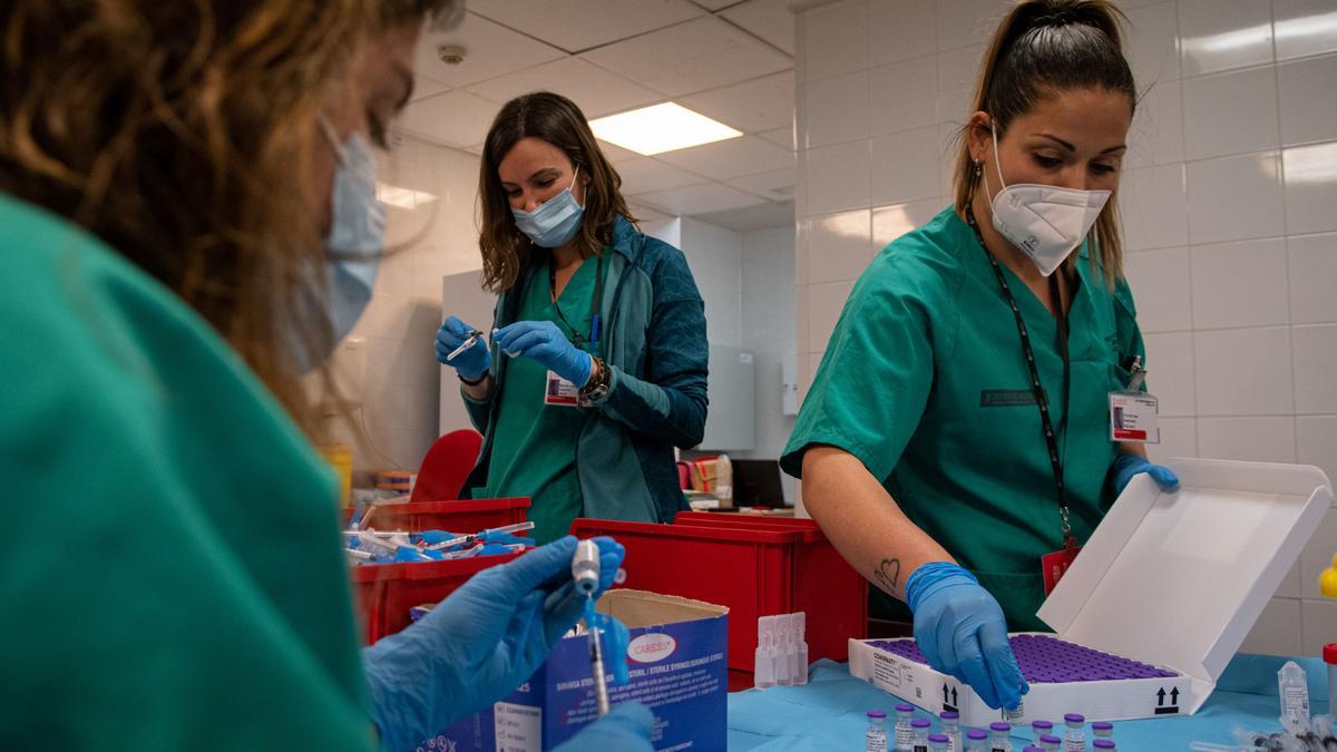Un grupo de sanitarias prepara las dosis contra el coronavirus en el centro de vacunación masiva del Auditori i Palau de Congressos de Castelló.
