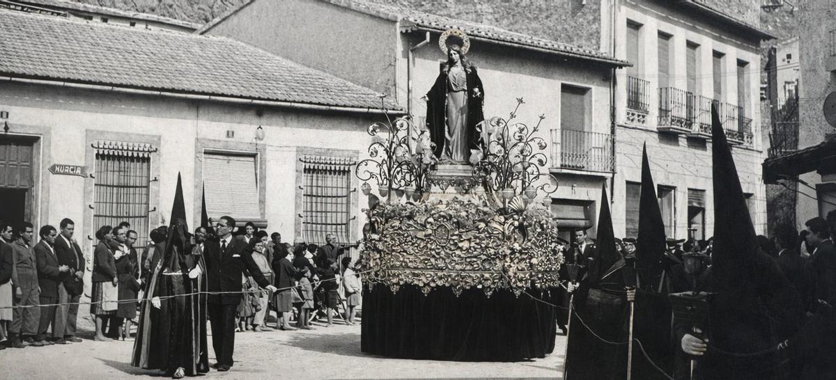Cofradía de Santa María Magdena con la nueva imagen el Viernes Santo de 1956.