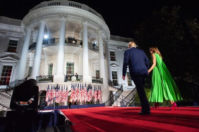 La capa del vestido flúor de Melania Trump