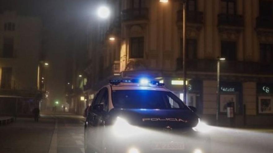 Un coche de la Policía Nacional patrulla en Zamora.