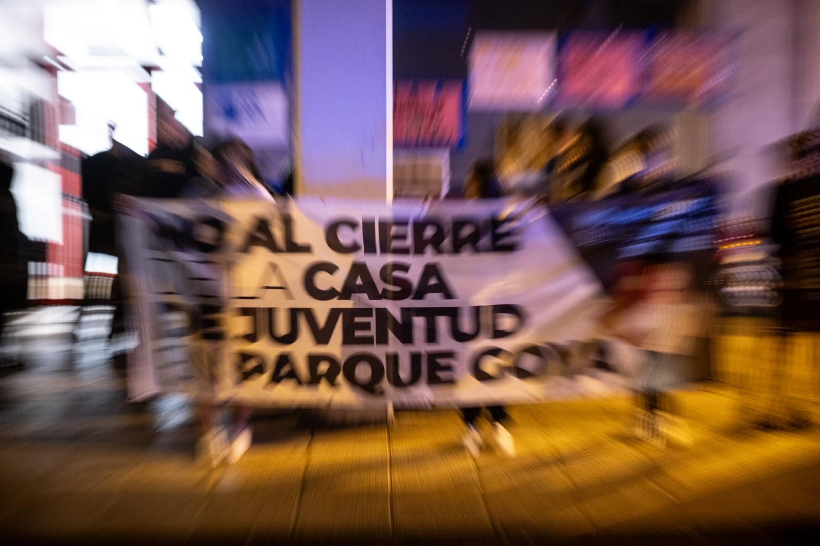 Protesta contra el cierre de las Zonas Jóvenes en Zaragoza