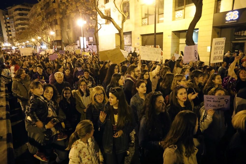 Masiva manifestación en el Día de la Mujer en València