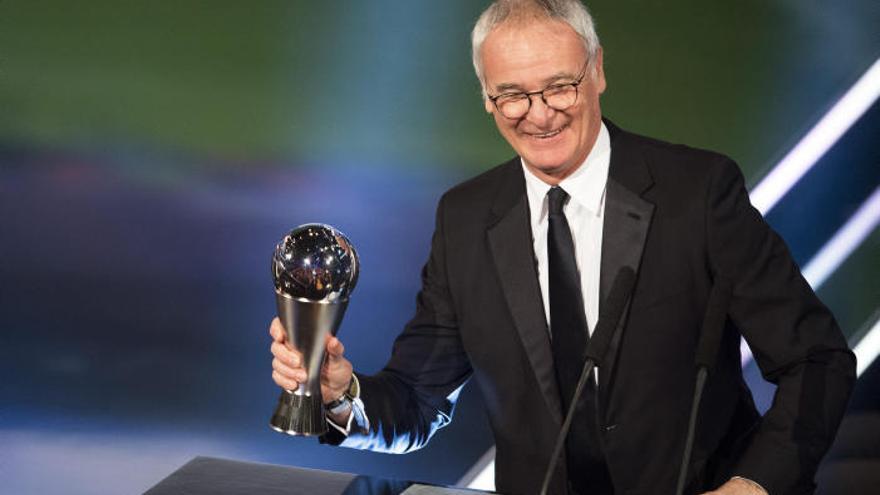 Claudio Ranieri, sostiene el Premio al Mejor Entrenador del Mundo en 2016 .