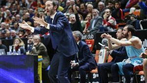 Sito Alonso da instrucciones a su equipo en el partido del martes en Valencia