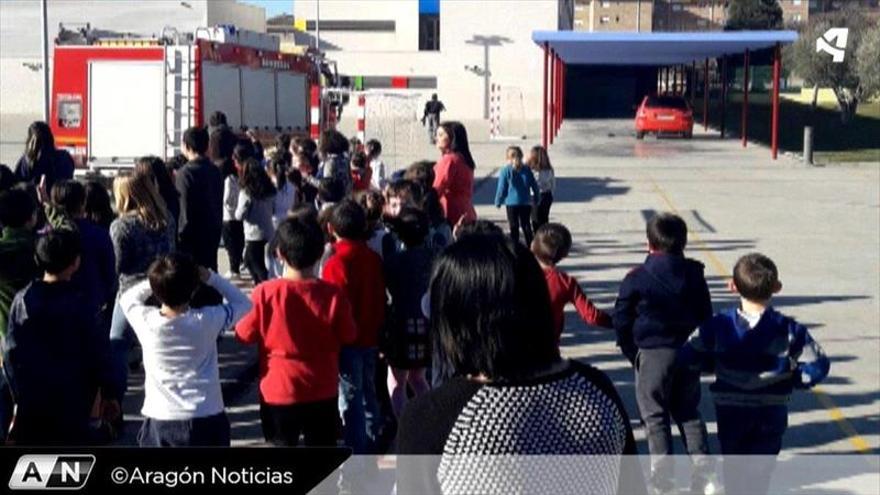 Un móvil se prende fuego y obliga a evacuar un colegio