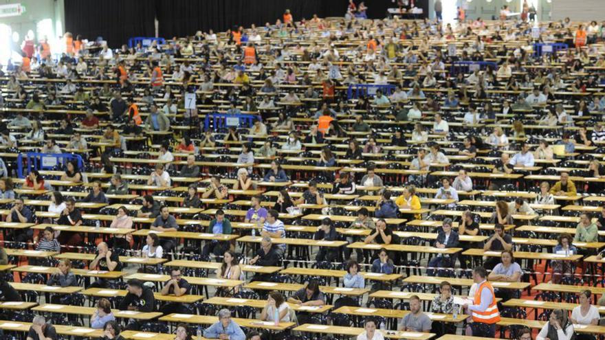 Opositores en un examen en Silleda.   | // BERNABÉ /JAVIER LALÍN