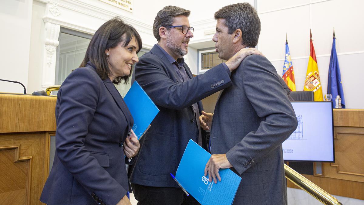 Carlos Mazón, junto a Parra (i) y Gutiérrez (c), los dos tránsfugas de Cs, a finales de 2022.