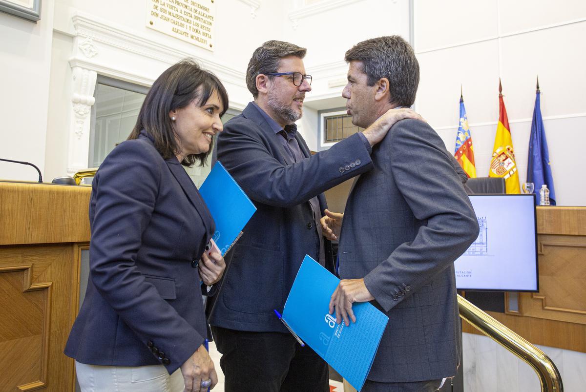 Carlos Mazón, junto a Parra (i) y Gutiérrez (c), los dos tránsfugas de Cs, a finales de 2022.