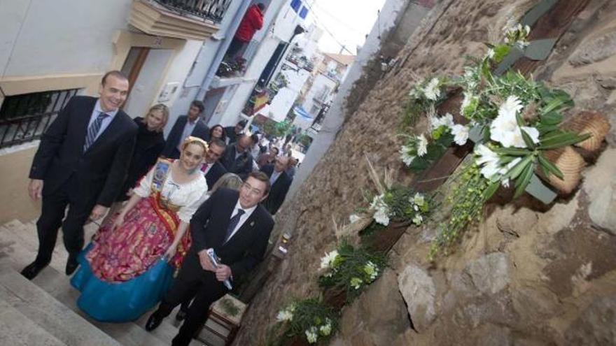 Miguel Campoy, junto a Mario Flores y la Reina de las Fiestas, en el Barrio de Santa Cruz.